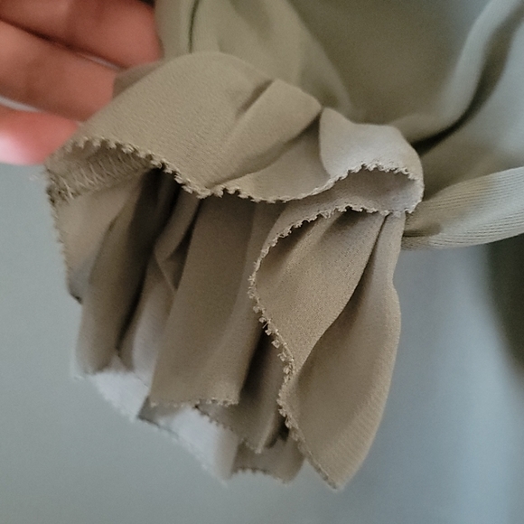 WHBM Ruffled Cold Shoulder Top - Picture 7 of 7